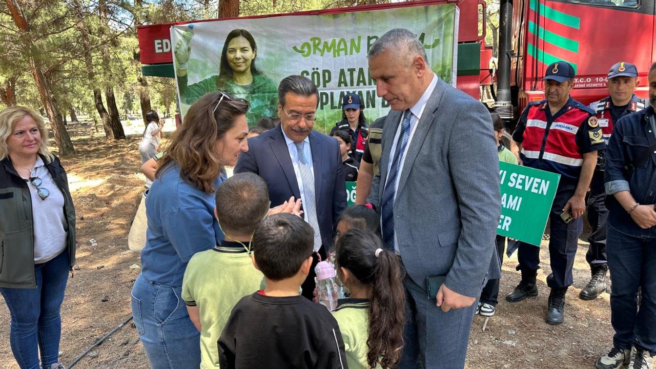 Burhaniye’de orman yangınlarına karşı ormanda çöp toplama etkinliği yapıldı
