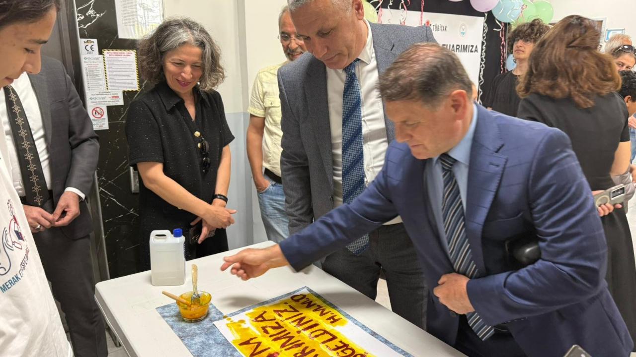 Burhaniye’de TÜBİTAK 4006-A Bilim Fuarı düzenlendi