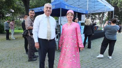 Burhaniyeli eğitmen eski zaman gelinliğini tanıttı