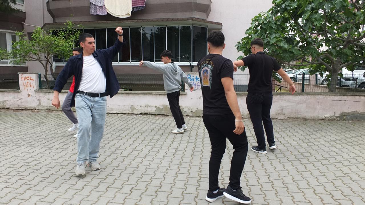 Burhaniyeli gençler gösterilere hazırlanıyorlar