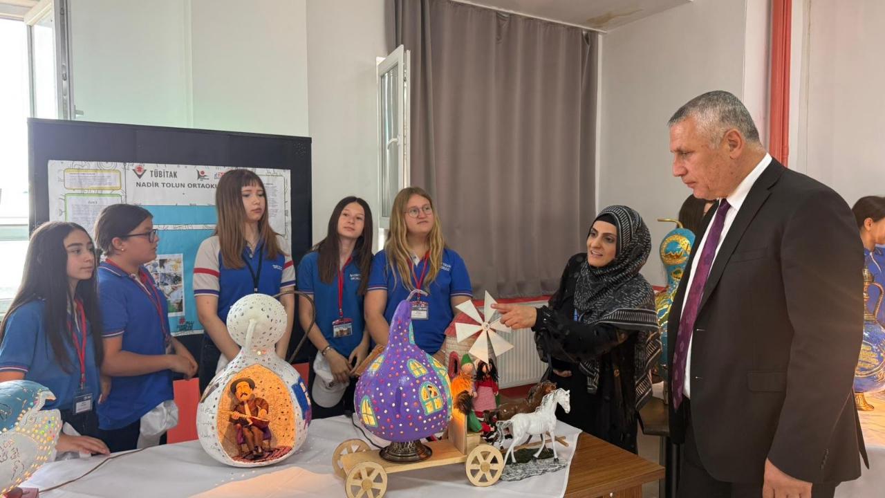 Burhaniyeli öğretmen önce kendi öğrendi şimdide öğrencilerine öğretiyor