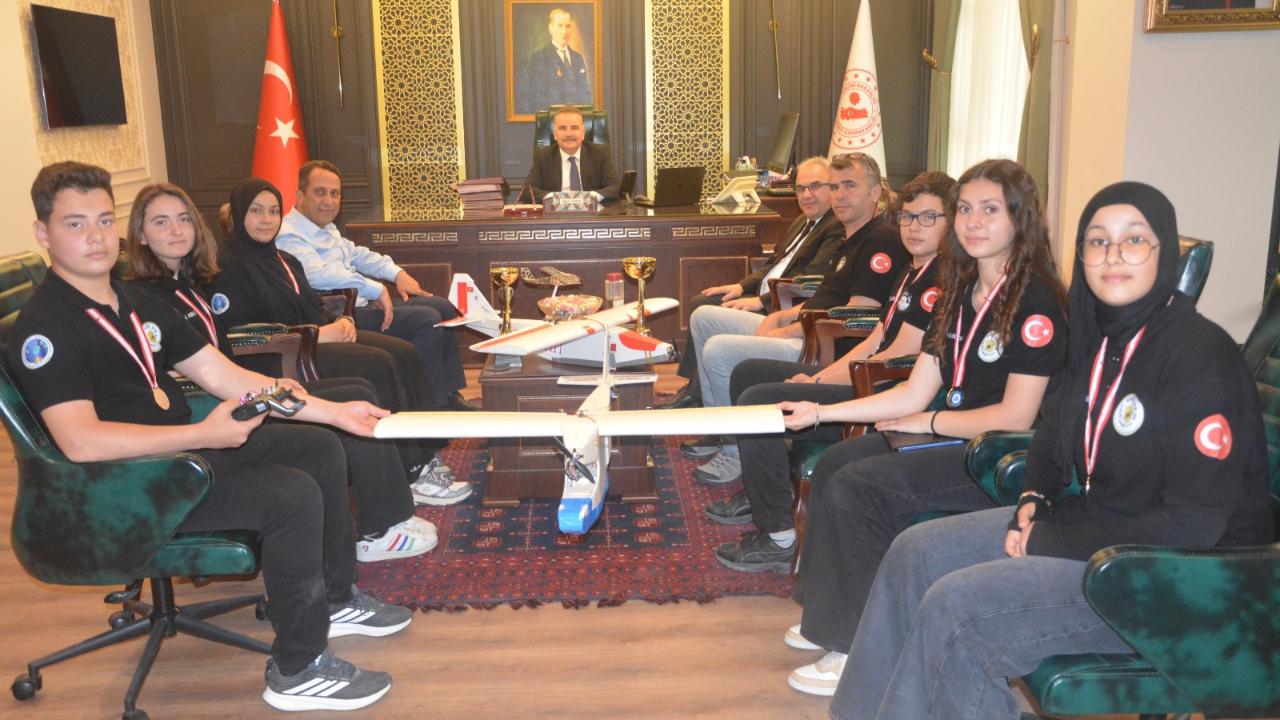 Dünya Şampiyonu Gençlerden Kaymakam Odabaş’a Ziyaret