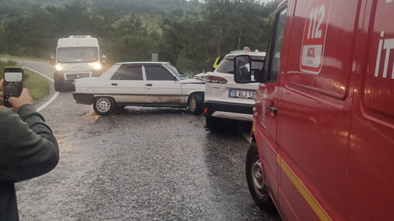 Edremit-Havran Yolunda Feci Kaza: 2 Araç Çarpıştı, 1 Yaralı