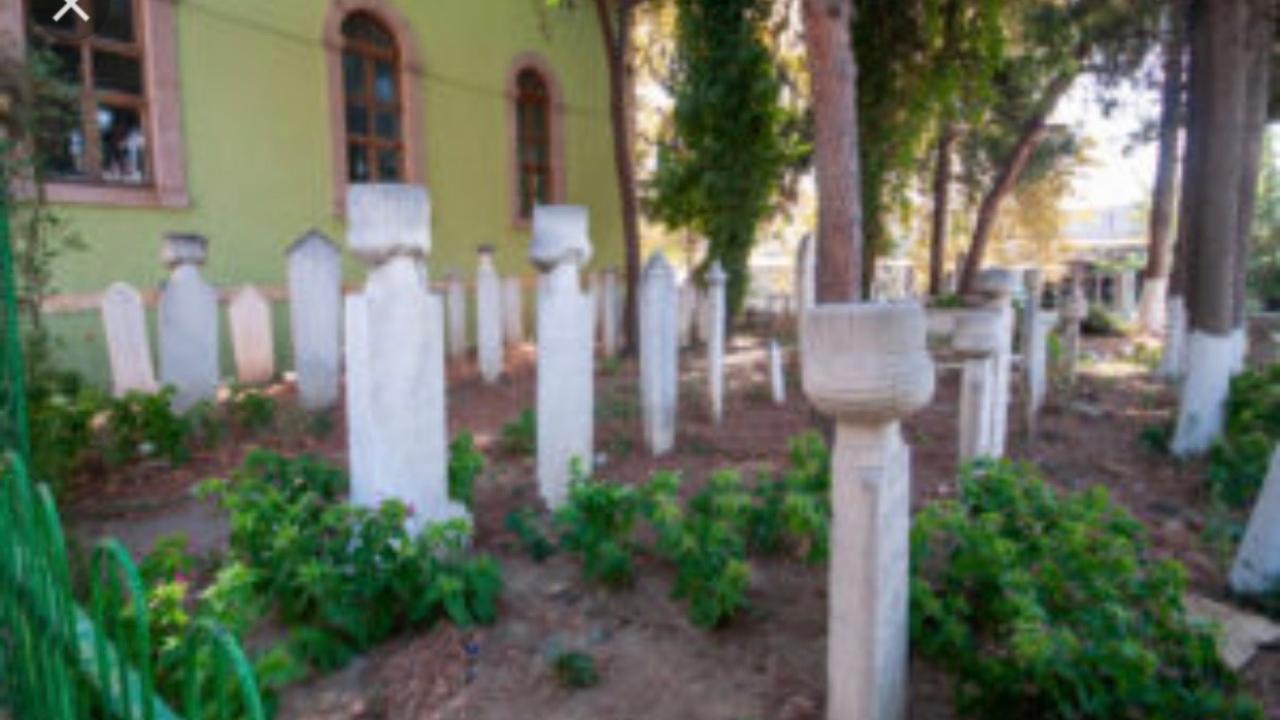 Edremit Merkez Kabristanlığı,Kurşunlu Camii Haziresi Ve Ağa Camii Haziresi’nde Bulunan Özellikli Bazı Mezar/Mezar Taşları