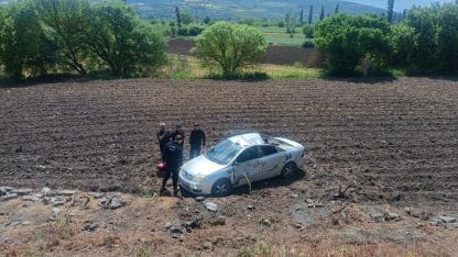 Kepsut’ta otomobil tarlaya girdi: 2 kişi hafif yaralandı