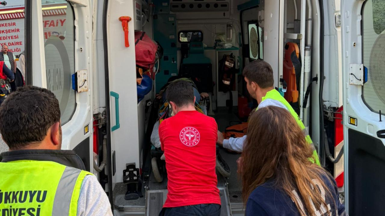 Şarampole yuvarlanan araçta sürücü mahsur kaldı