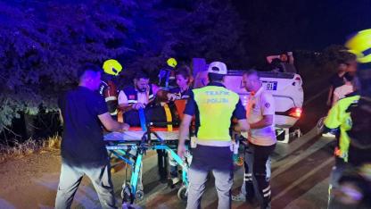 Altıeylül'de otomobil takla attı: 2 yaralı