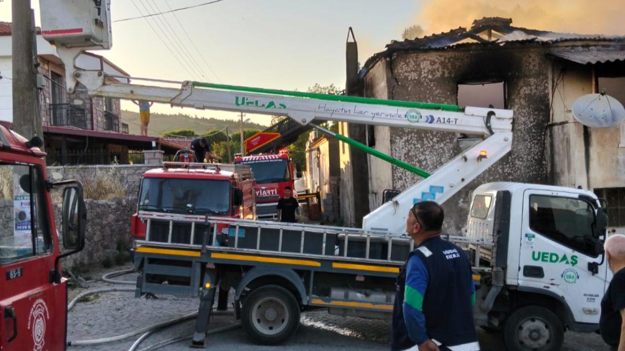 Ayvalık’ta Metruk Bina Yangını
