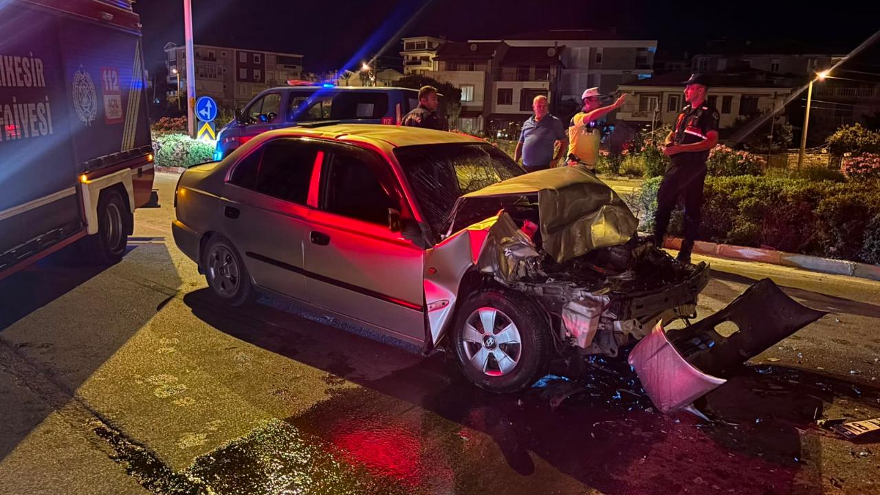 Ayvalık'ta otomobil otobüse çarptı: 1 yaralı