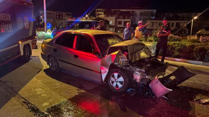 Ayvalık'ta otomobil otobüse çarptı: 1 yaralı