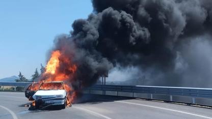 Balıkesir-İzmir Karayolu'nda Kaza Sonrası Otomobil Alev Aldı