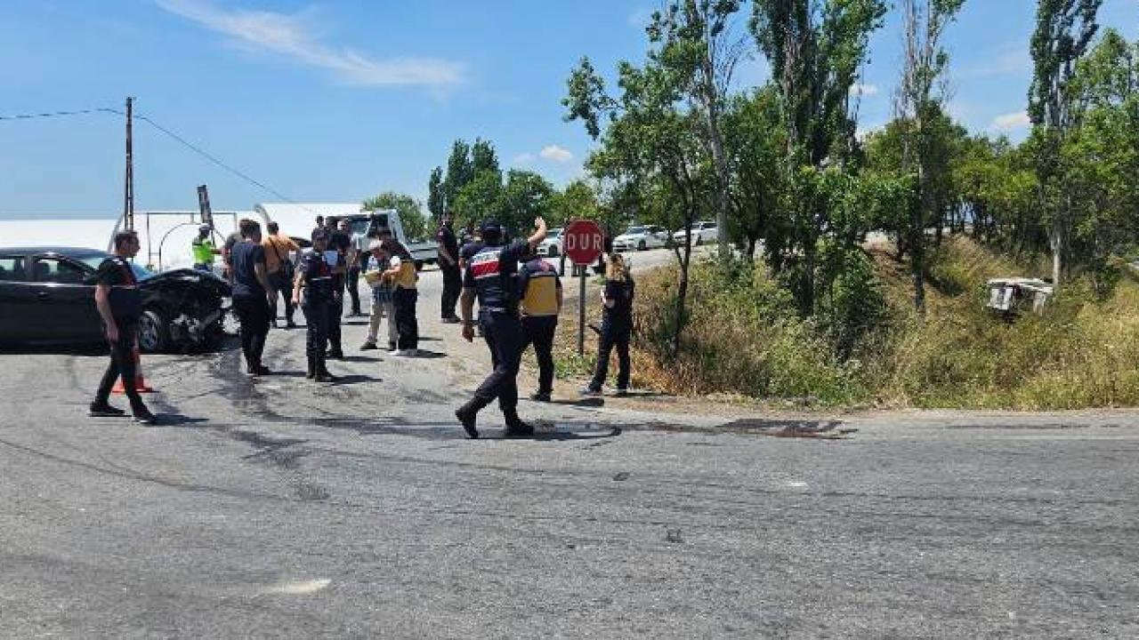 Balıkesir'de köy minibüsü araçla çarpıştı: 13 yaralı