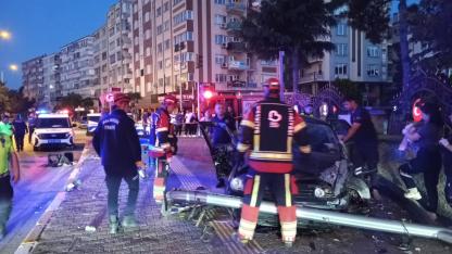 Balıkesir'de Otomobil İstinat Duvarına Çarptı: 1 Ölü, 1 Yaralı