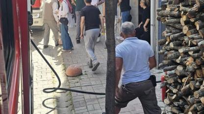 Bandırma'da ev yangını mahallede paniğe neden oldu.
