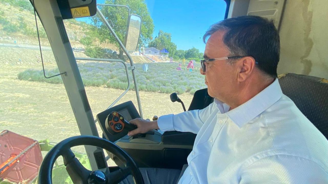 Başkan Şehirli direksiyona geçti, hasadı başlattı