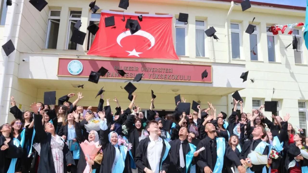 BAÜN Havran Meslek Yüksekokulunda mezuniyet coşkusu