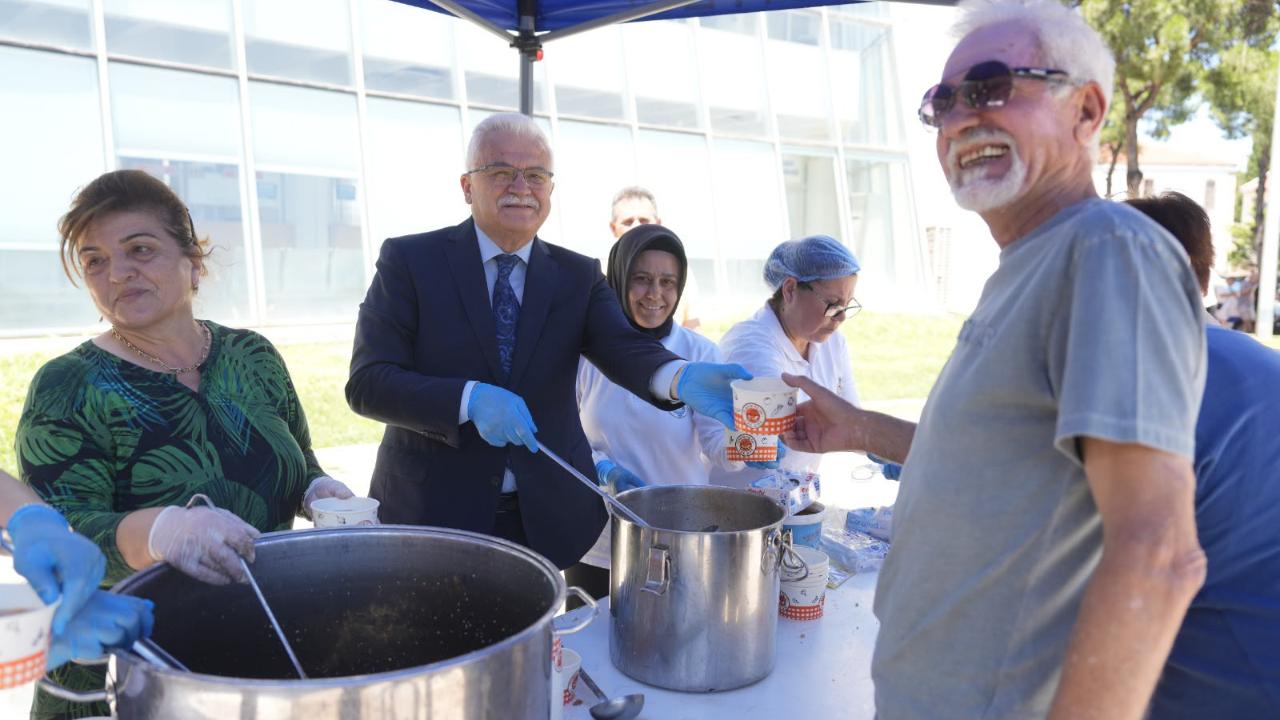 Burhaniye Belediyesi'nden Geleneksel Aşure Hayrı