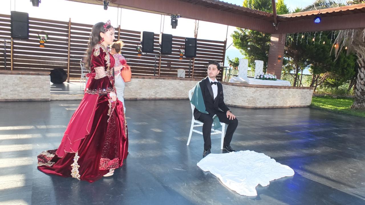 Burhaniye de düğünlerde asırlık kına geleneği devam ediyor