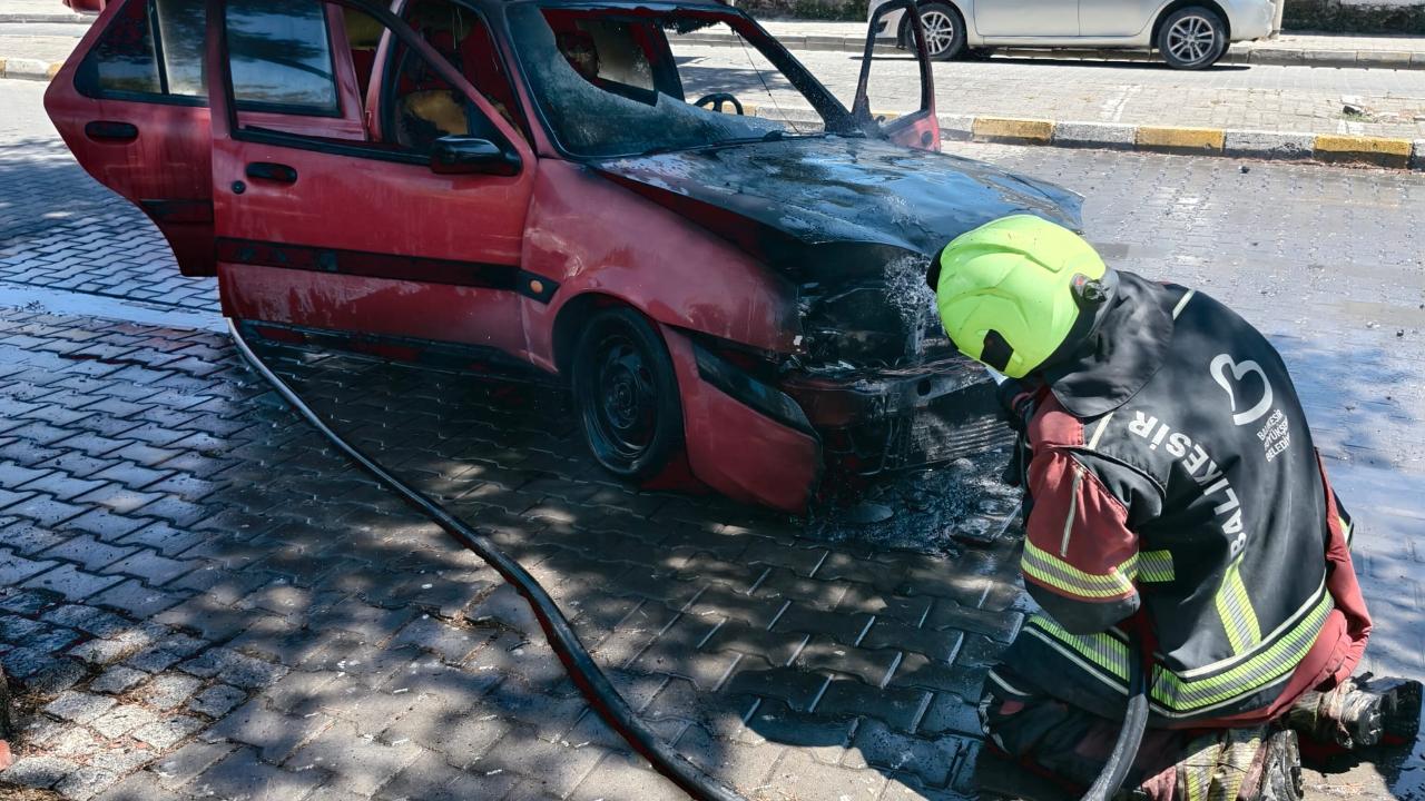 Burhaniye'de araç yangını kısa sürede söndürüldü