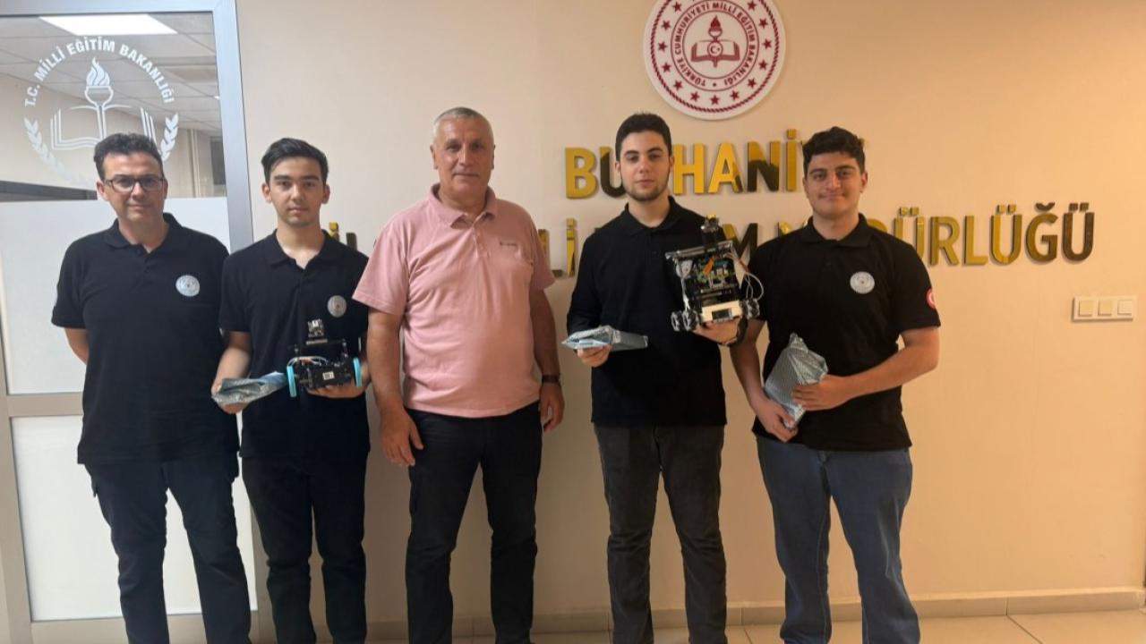 Burhaniye’de başarılı öğrenciler Milli Eğitim Müdürünü ziyaret etti