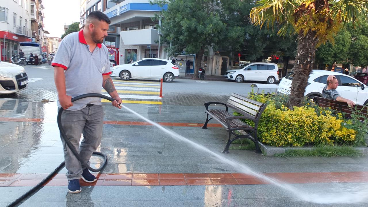 Burhaniye’de Cumhuriyet Meydanına Belediye temizliği
