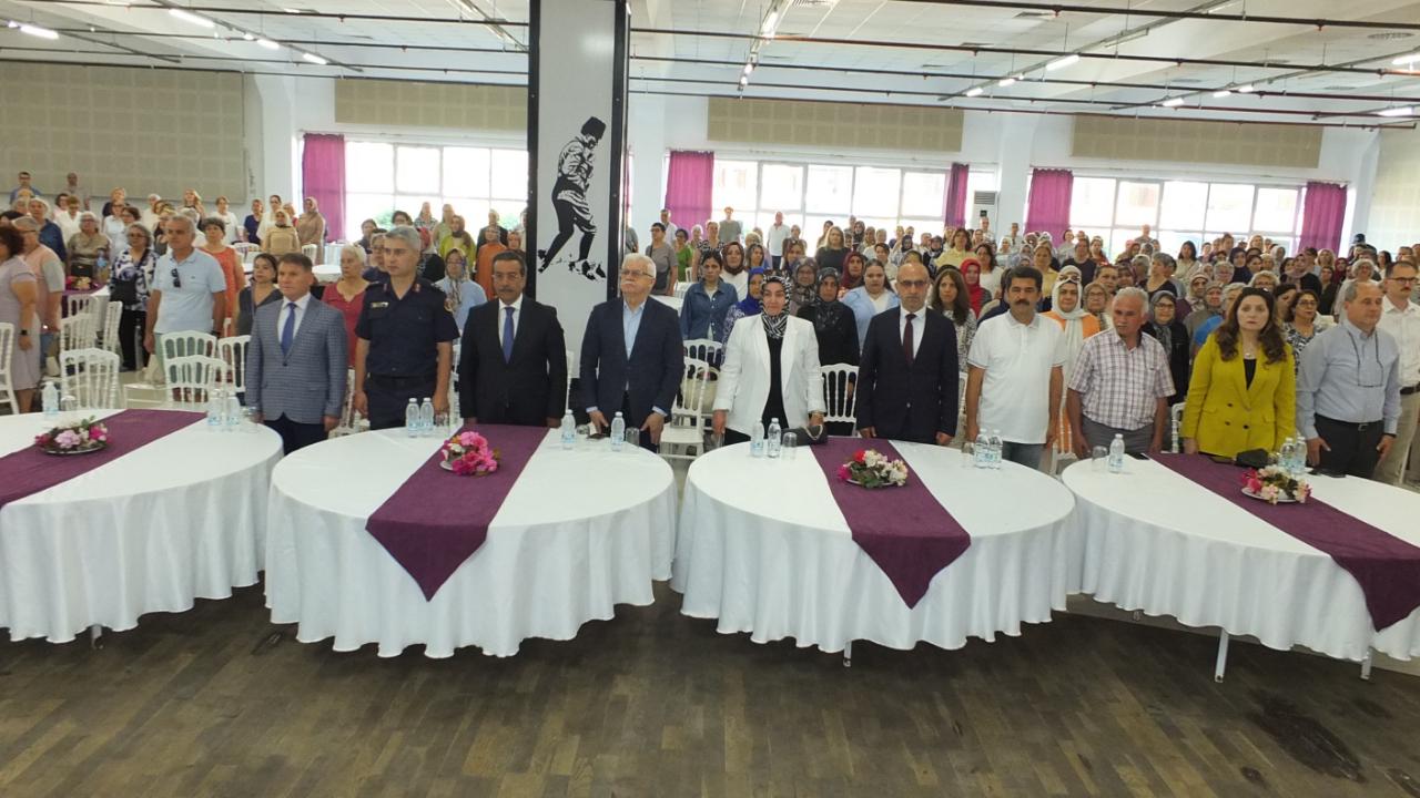 Burhaniye’de defileli yıl sonu sergisi yoğun ilgi gördü