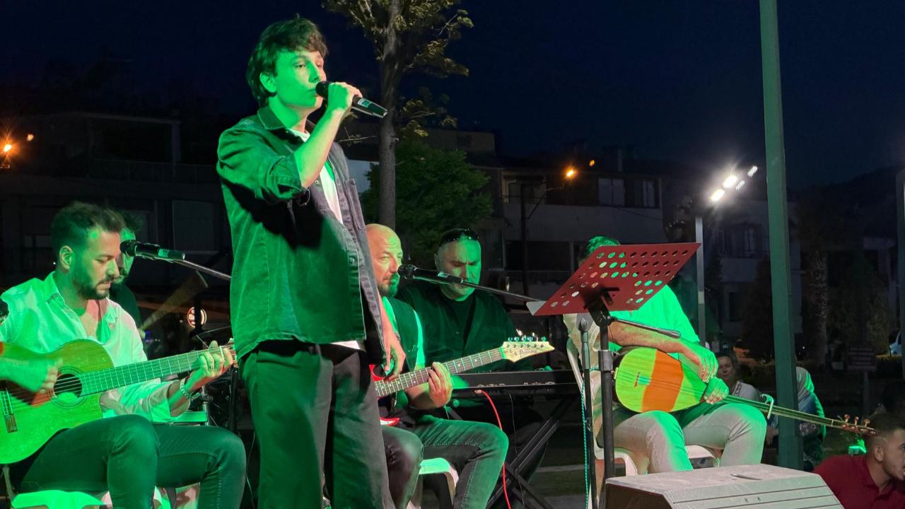 Burhaniye’de Gençlik Konseri yoğun ilgi gördü