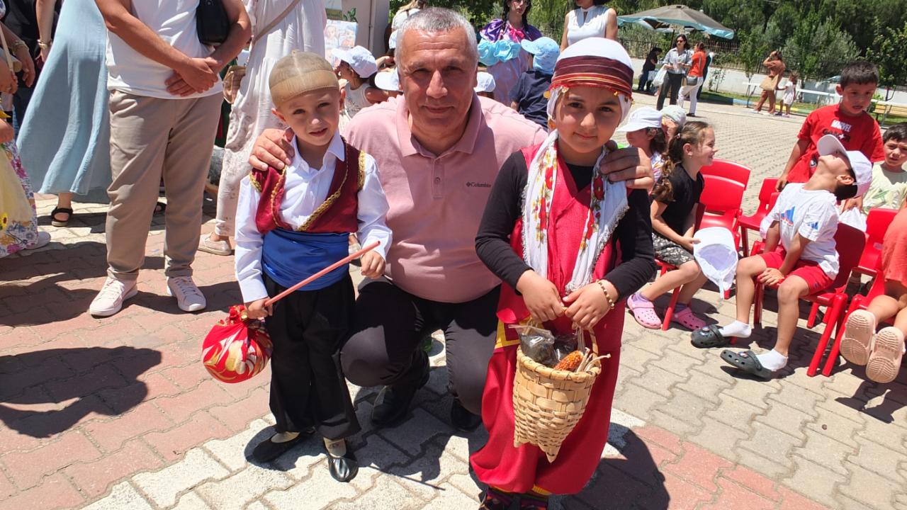 Burhaniye’de miniklerin geri dönüşüm defilesi ilgi gördü