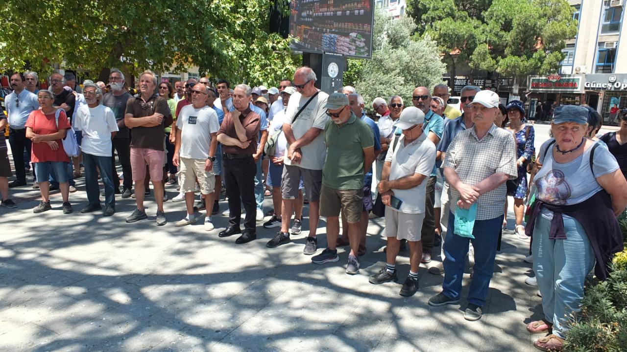 Burhaniye’de öğretmene şiddete dur de eylemi yapıldı