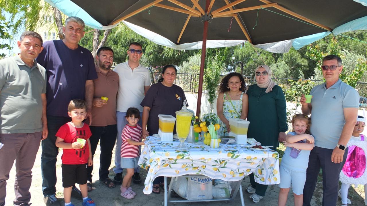 Burhaniye’de okula gelir için limonata sattılar