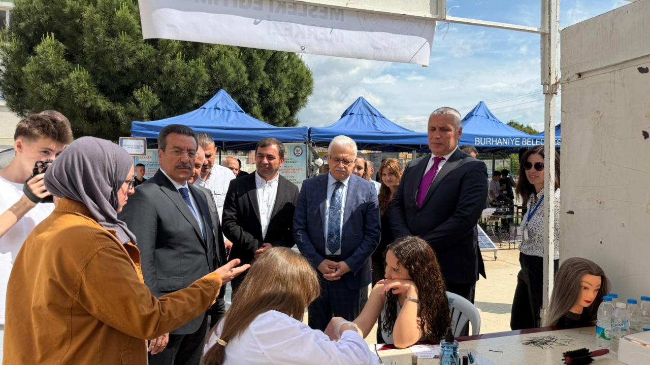 Burhaniye’de Teknoloji Tasarım ve Görsel Sanatlar Sergisi açıldı