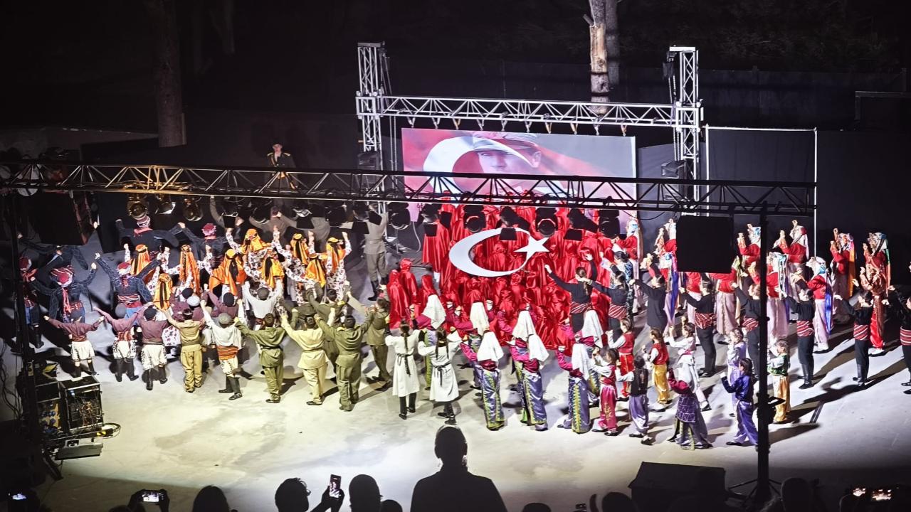 Cumhuriyetin ruhu sahneye taşındı: "Kurtuluştan Mübadeleye" tiyatral dans gösterisi büyük beğeni topladı