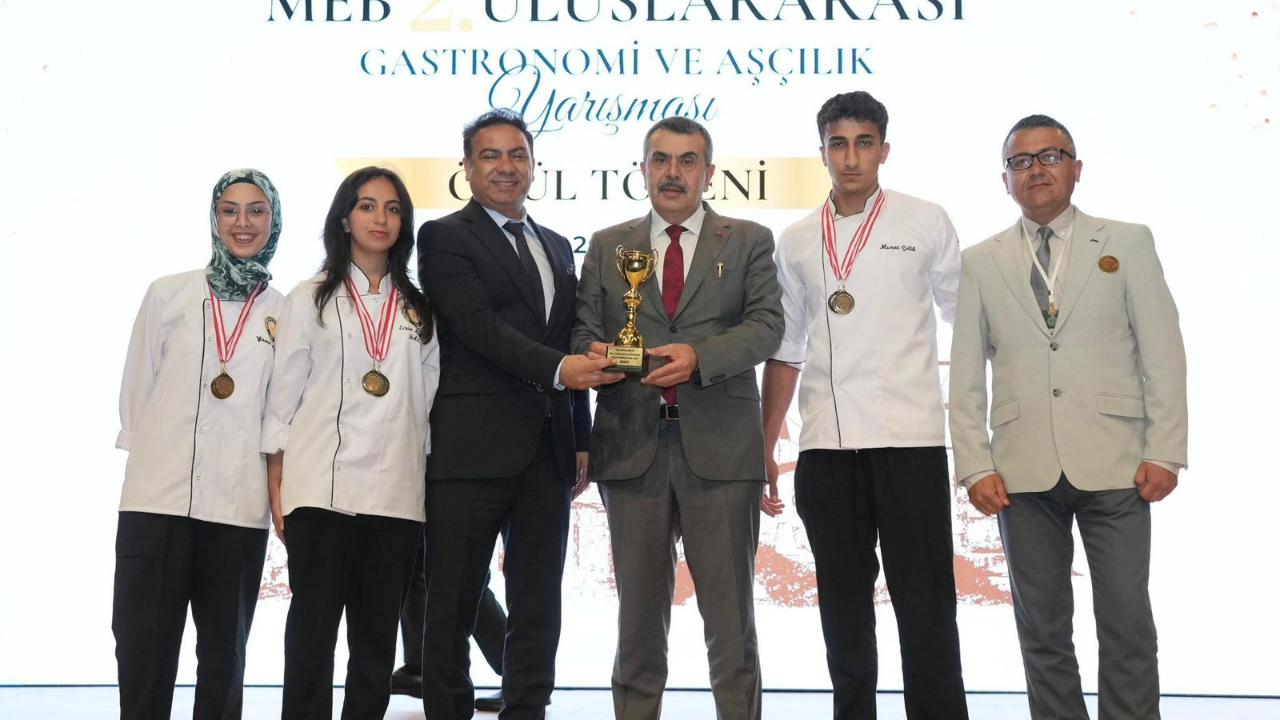 Cunda'nın Genç Şeflerinden Çifte Zafer: Türkiye ve Uluslararası Arenada Balıkesir Gururu