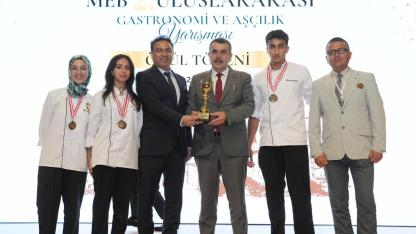 Cunda'nın Genç Şeflerinden Çifte Zafer: Türkiye ve Uluslararası Arenada Balıkesir Gururu