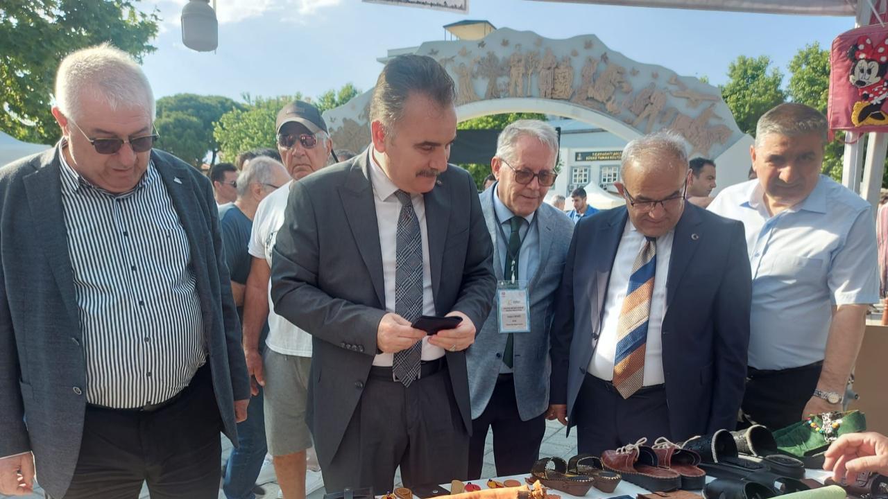 Edremit Halk Eğitimi Merkezi Yıl Sonu Sergisi Yoğun Katılımla Açıldı