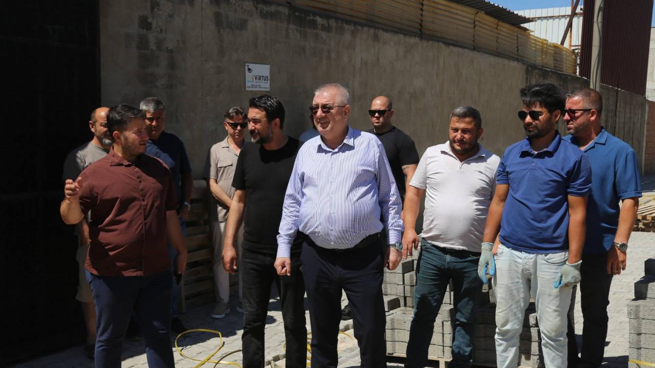 Edremit'te Başkan Ertaş'la ilçenin dört bir yanında yol mesaisi