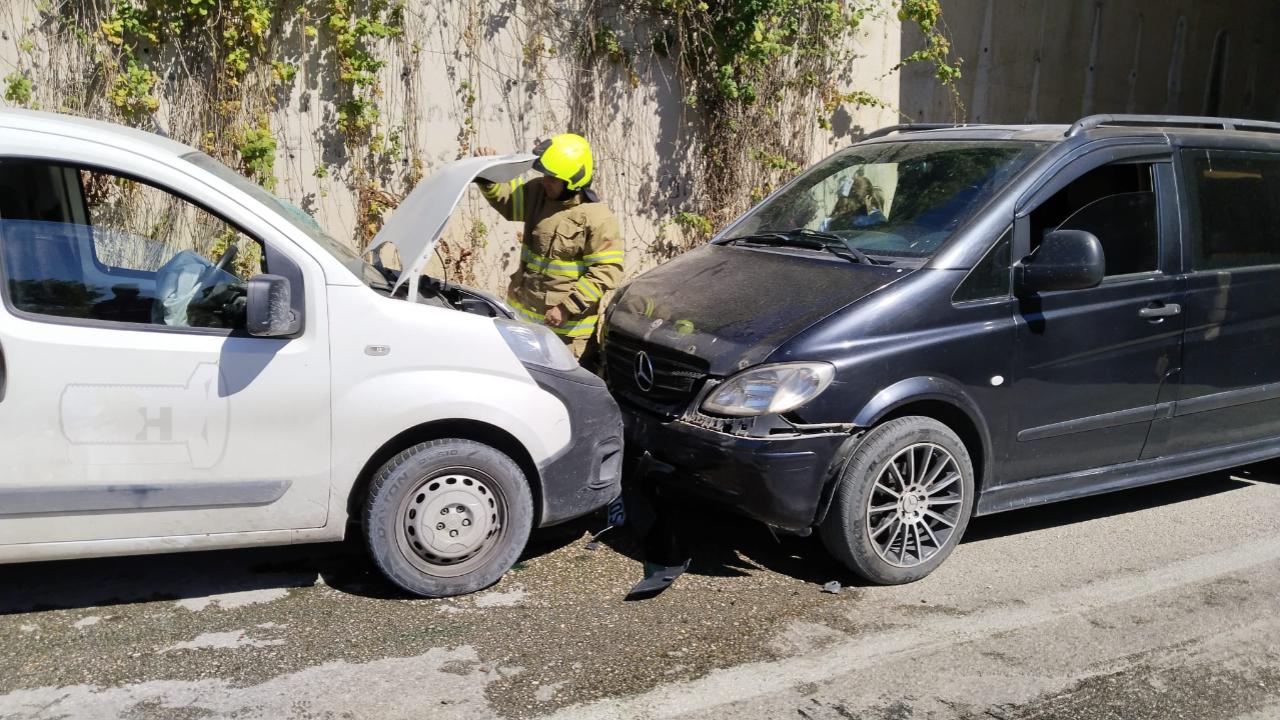 Erdek'te alt geçitte kaza: Araçlar kafa kafaya çarpıştı