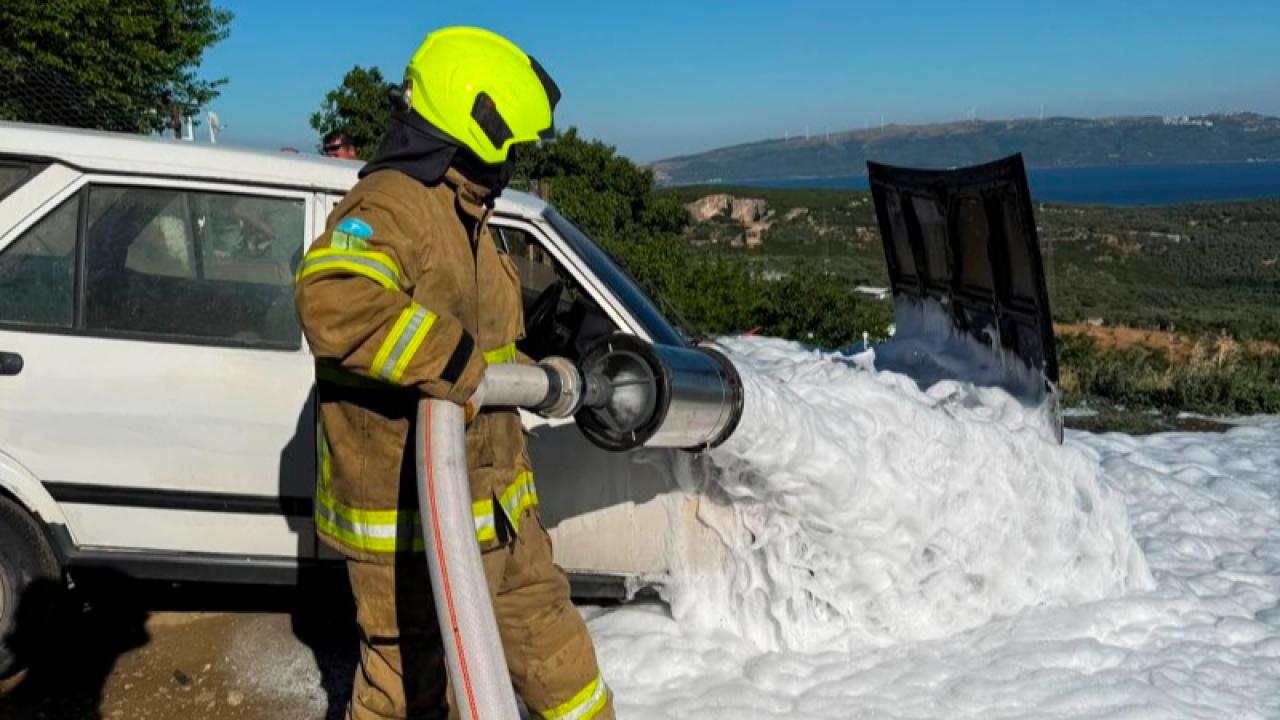 Erdek'te Araç Yangınına Köpüklü Müdahale