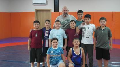 Güreşte 10 Yaşındaki Minik Kız Tuttuğunu Deviriyor