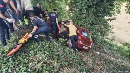 İvrindi’de Trafik Kazası: 1 Kişi Araçta Sıkıştı, 2 Yaralı
