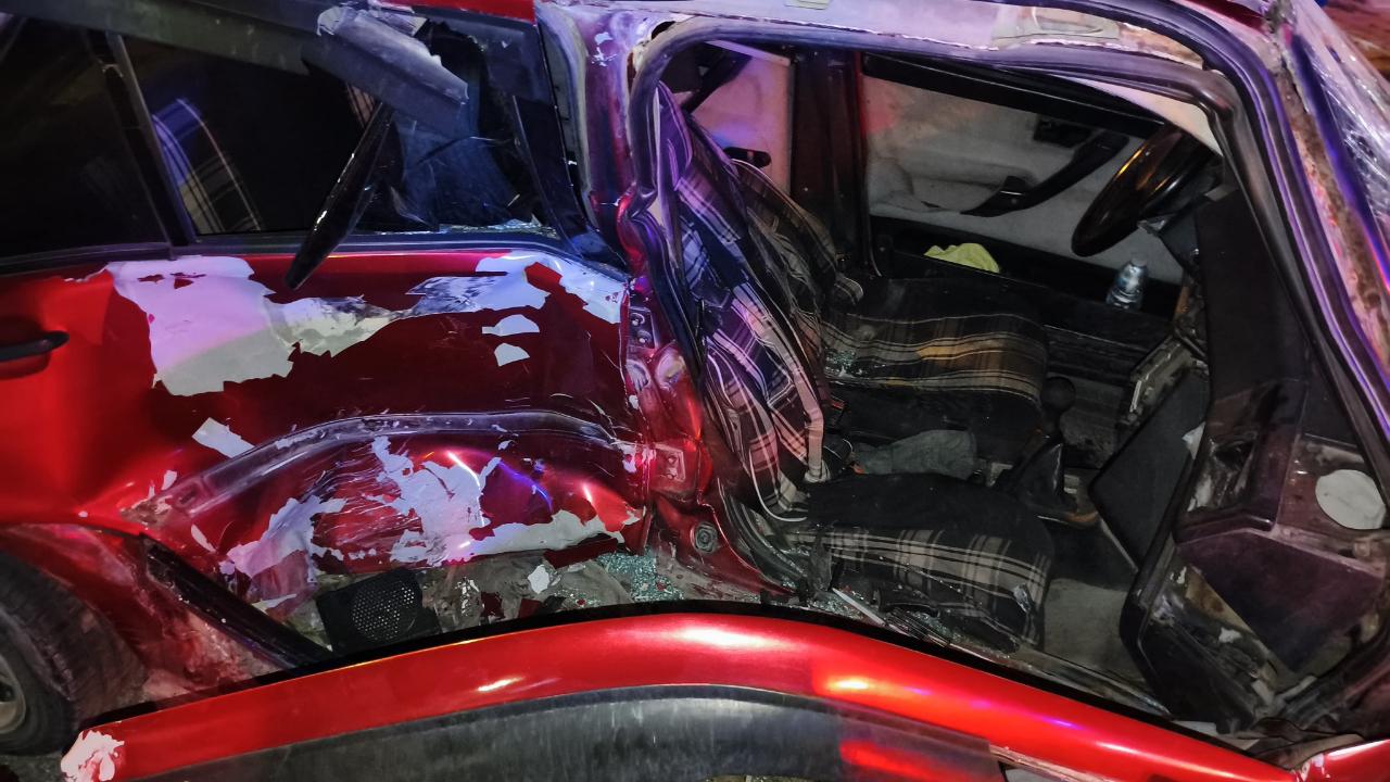 Karesi'de Çift Taraflı Kaza: 1 Kişi Araçta Sıkıştı