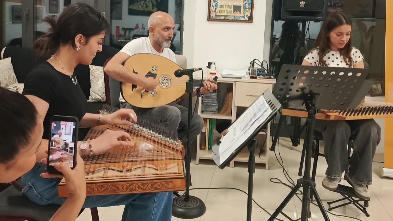 Kelimeler Ezgiye Dönüştü: Edebiyat Akademisi'nde Sanat ve Müzik İç İçe