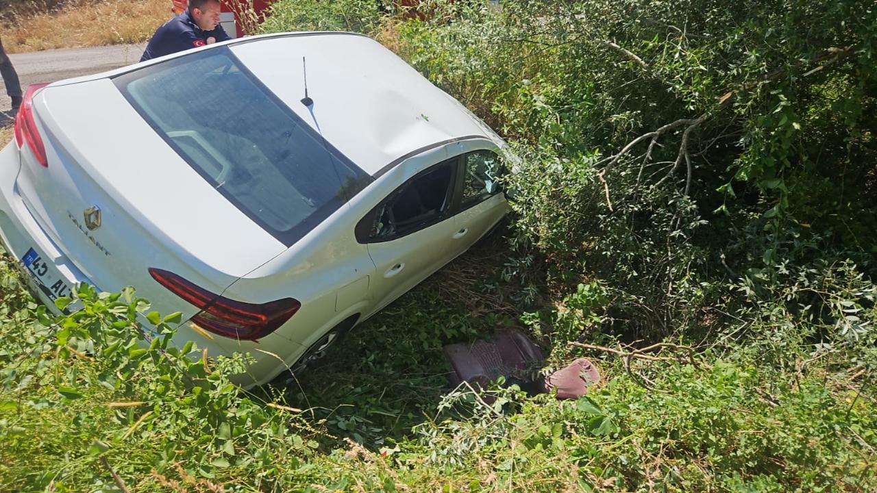 Kepsut’ta direksiyon hakimiyetini kaybeden otomobil yol kenarına düştü