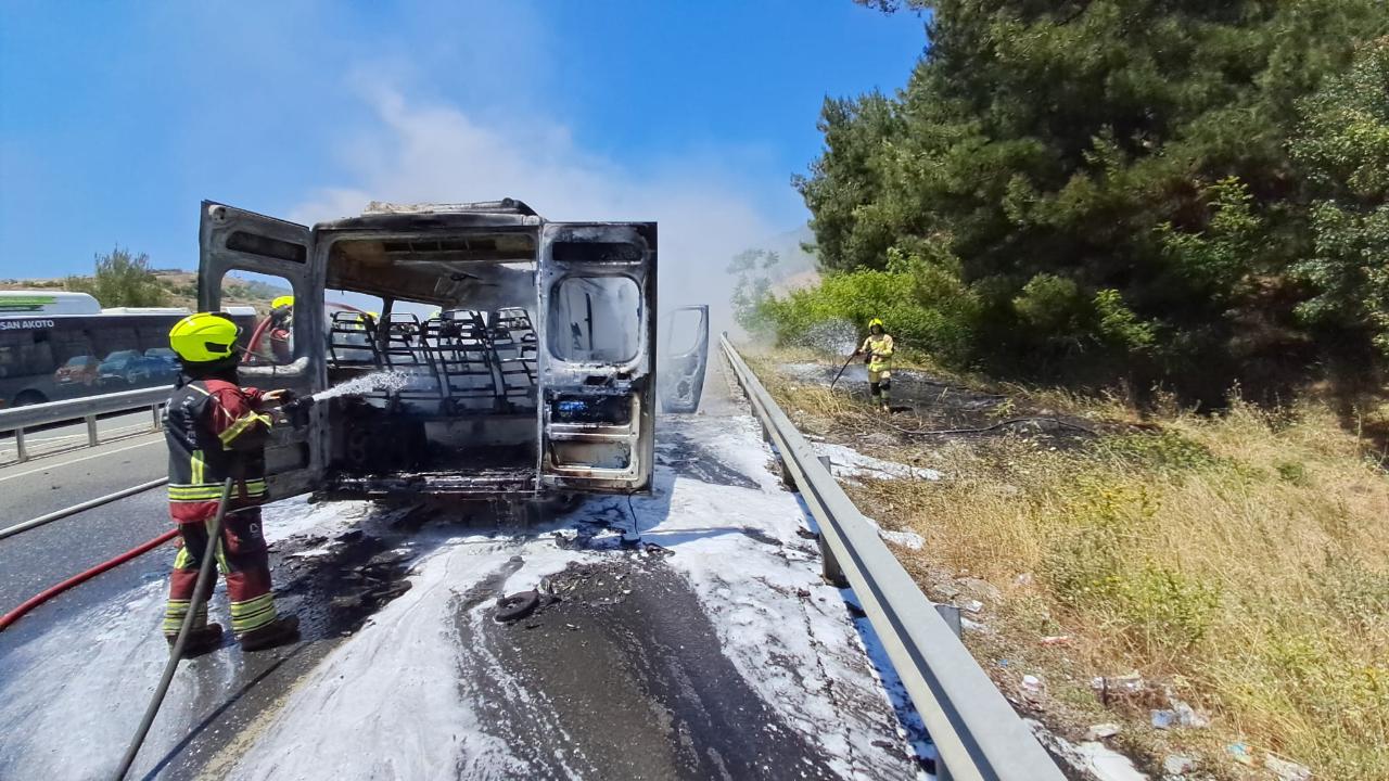 Seyir halindek işçi minibüsü karayolunu duman altında bıraktı