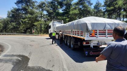 Sındırgı'da TIR'a  çarpan otomobil takla attı: 4 yaralı