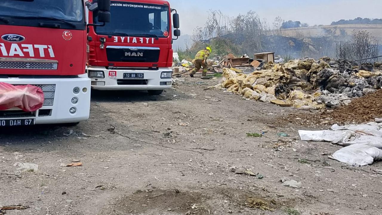 Susurluk’ta Çöplük Yangını Buğday Tarlasına Sıçradı