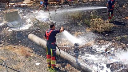 Altıeylül'de otluk alan alev aldı