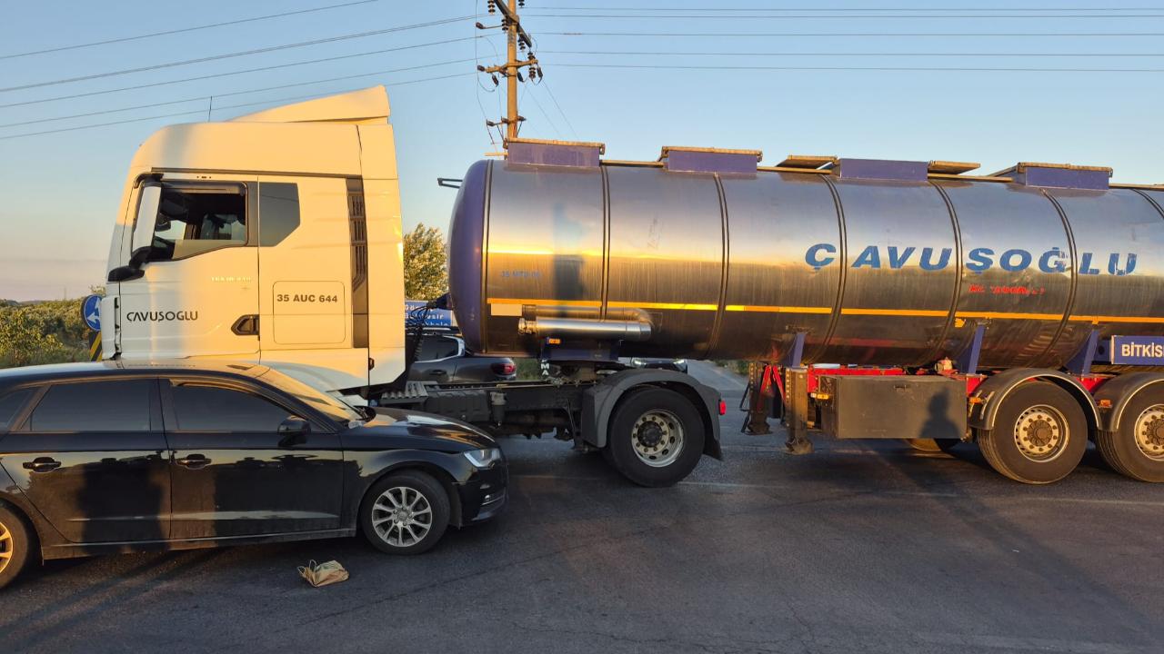 Ayvalık’ta kavşakta tır ile otomobil çarpıştı: 6 yaralı