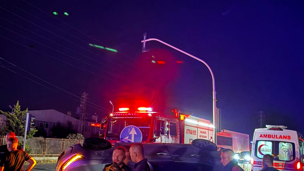 Ayvalık'ta kazada otomobilden 5 kişilik aile sağ çıktı