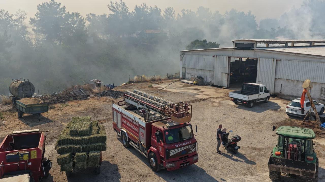 Balıkesir İtfaiyesi, 3 ayrı noktada yangınlara müdahale ediyor